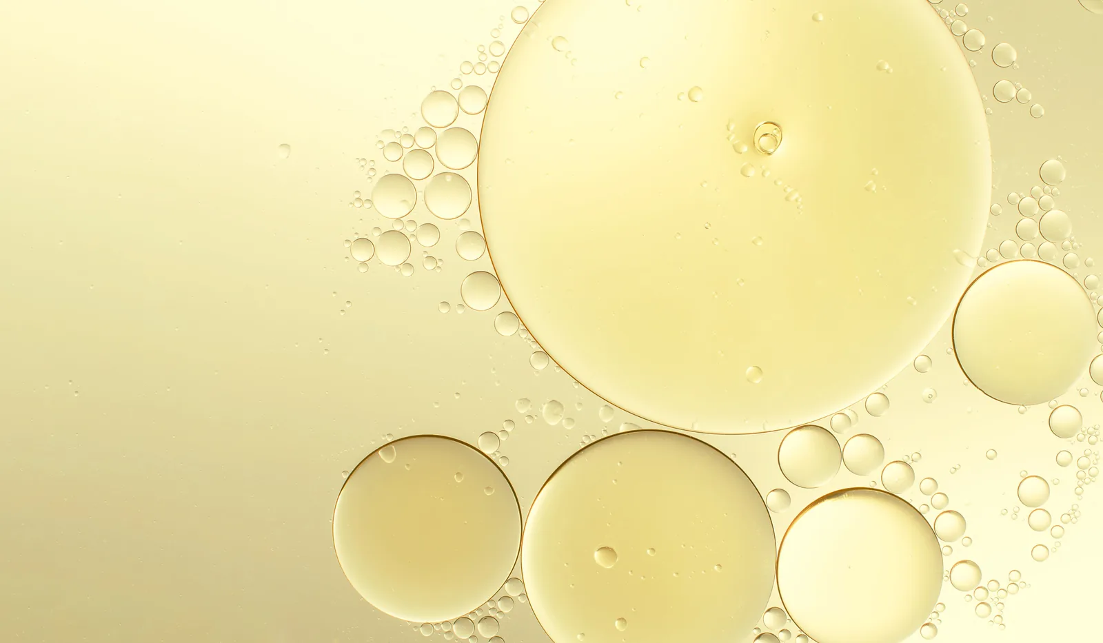 Primer plano de gotas de aceite dorado