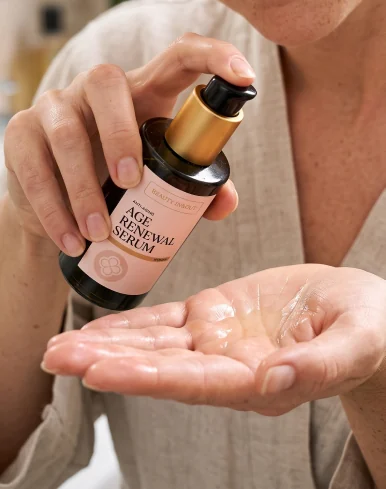 Manos aplicando Age Renewal Serum en la palma